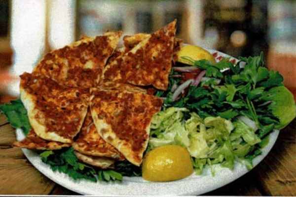 Türk. Pizza Lahmacun (gerollt mit Salat und Soße)