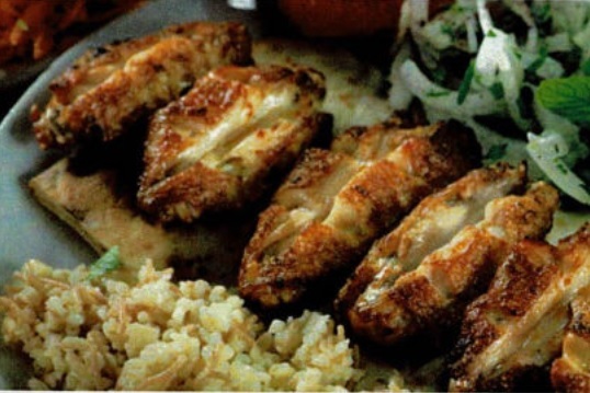 Hähnchenflügel gegrillt (Kanat Izgara) mit Reis und Salat